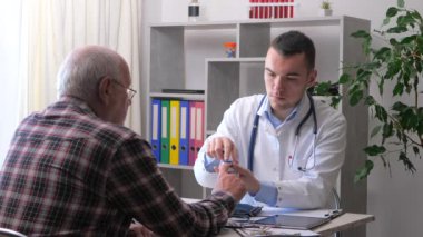Ofiste genç bir doktor, yaşlı bir adamı kabul ediyor, sağlık durumunu açıklıyor, teşhis koyuyor, uygun tedaviyi yazıyor ve yaşlı hastaya manevi destek veriyor. Yavaş çekim.