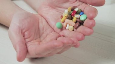 Genç doktor tabletlerde tıbbi bir hazırlık üzerinde çalışıyor. Eller yakın çekim. Yavaş çekim.