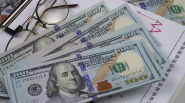 Amerikan doları, yan yana duran grafiklere ve diyagramlara düşer..