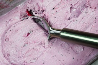 Cam kasede çilekli dondurma kepçesi, yakın çekim.