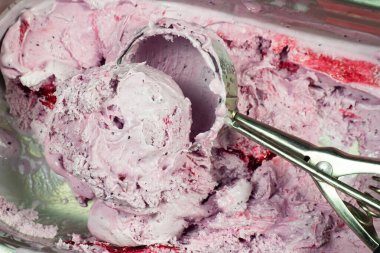 Cam kasede çilekli dondurma kepçesi, yakın çekim.