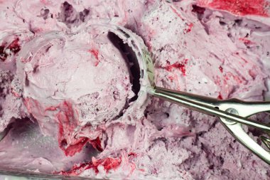 Cam kasede çilekli dondurma kepçesi, yakın çekim.