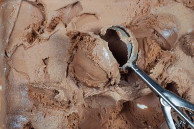 Bir kepçe çikolatalı dondurma ve yakından bir kepçe