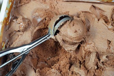 Bir kepçe çikolatalı dondurma ve yakından bir kepçe