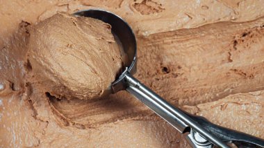 Bir kepçe çikolatalı dondurma ve yakından bir kepçe