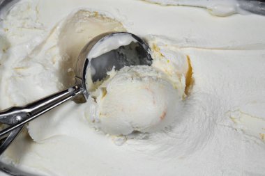 Bir kepçe vanilyalı dondurmayı kaseye koy..