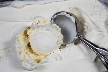 Bir kepçe vanilyalı dondurmayı kaseye koy..