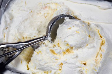 Bir kepçe vanilyalı dondurmayı kaseye koy..