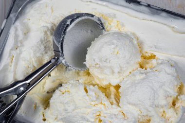 Bir kepçe vanilyalı dondurmayı kaseye koy..