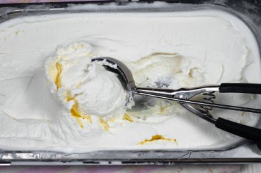 Bir kepçe vanilyalı dondurmayı kaseye koy..