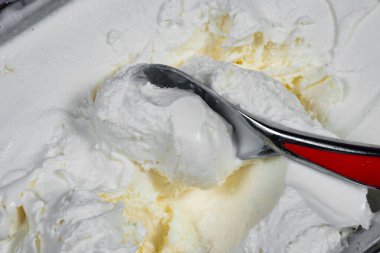 Bir kepçe vanilyalı dondurmayı kaseye koy..