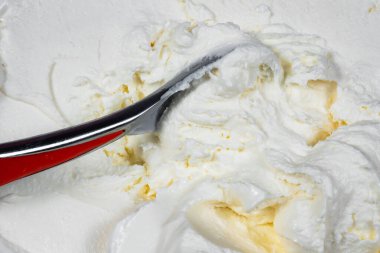 Bir kepçe vanilyalı dondurmayı kaseye koy..