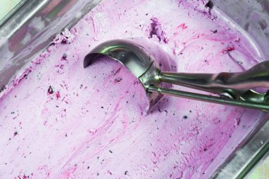 Kasede çilekli dondurma, yakın plan..