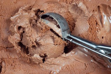 Bir kepçe çikolatalı dondurma, yakın plan.