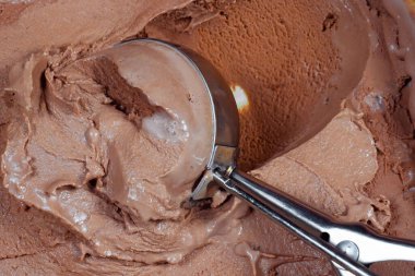 Bir kepçe çikolatalı dondurma, yakın plan.