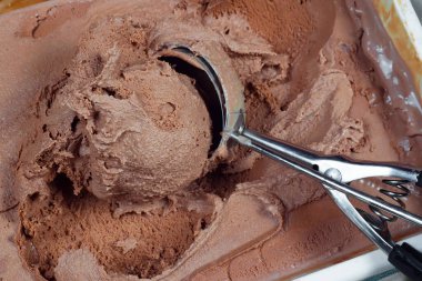 Bir kepçe çikolatalı dondurma, yakın plan.