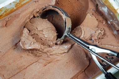 Bir kepçe çikolatalı dondurma, yakın plan.