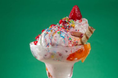 Yeşil arka planda çikolatalı dondurma külahı.