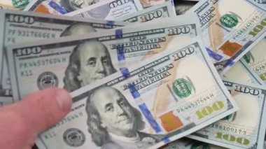 Amerikan doları, yavaşça dönüyor. Üst Manzara. Yavaş çekim.