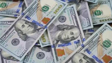 Amerikan doları, yavaşça dönüyor. Üst Manzara. Yavaş çekim.