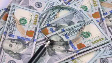 Amerikan doları, yavaşça dönüyor. Ay yukarıdan gelen banknotların üzerine düşüyor. Üst Manzara. Yavaş çekim.