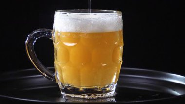 Hafif bira, bardağa döküldü. Yavaş çekim.