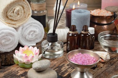 Spa masajı öğeleri masanın üzerinde bir kompozisyonda düzenlenir.