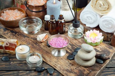 Spa masajı öğeleri masanın üzerinde bir kompozisyonda düzenlenir.