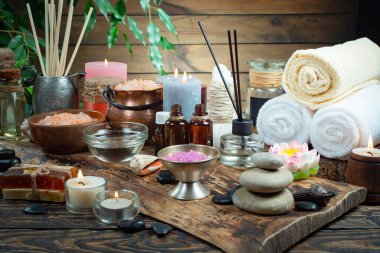 Spa masajı öğeleri masanın üzerinde bir kompozisyonda düzenlenir.