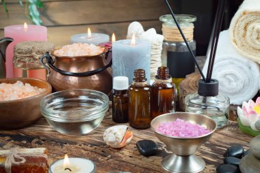 Spa masajı öğeleri masanın üzerinde bir kompozisyonda düzenlenir.