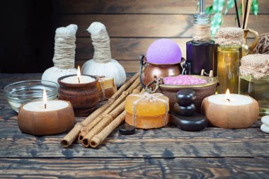 Spa masajı öğeleri masanın üzerinde bir kompozisyonda düzenlenir.