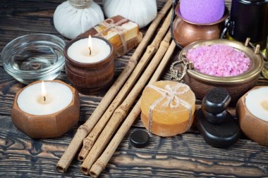 Spa masajı öğeleri masanın üzerinde bir kompozisyonda düzenlenir.
