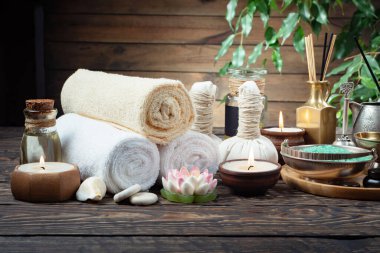 Spa masajı öğeleri masanın üzerinde bir kompozisyonda düzenlenir.