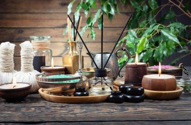 Spa masajı öğeleri masanın üzerinde bir kompozisyonda düzenlenir.