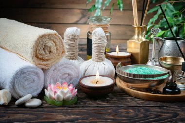 Spa masajı öğeleri masanın üzerinde bir kompozisyonda düzenlenir.