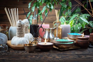 Spa masajı öğeleri masanın üzerinde bir kompozisyonda düzenlenir.