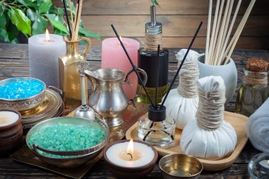 Spa masajı öğeleri masanın üzerinde bir kompozisyonda düzenlenir.