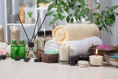 Spa masajı öğeleri masanın üzerinde bir kompozisyonda düzenlenir.