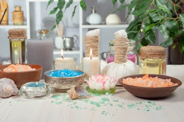Spa masajı öğeleri masanın üzerinde bir kompozisyonda düzenlenir.