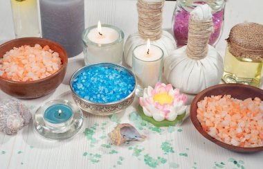 Spa masajı öğeleri masanın üzerinde bir kompozisyonda düzenlenir.