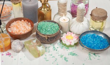 Spa masajı öğeleri masanın üzerinde bir kompozisyonda düzenlenir.
