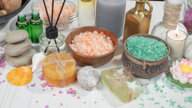 Spa masajı öğeleri masanın üzerinde bir kompozisyonda düzenlenir.