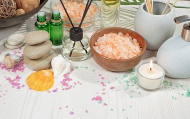 Spa masajı öğeleri masanın üzerinde bir kompozisyonda düzenlenir.