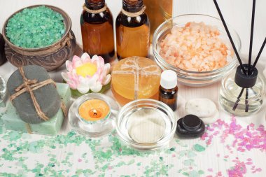 Spa masajı öğeleri masanın üzerinde bir kompozisyonda düzenlenir.