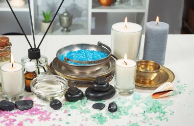 Spa masajı öğeleri masanın üzerinde bir kompozisyonda düzenlenir.
