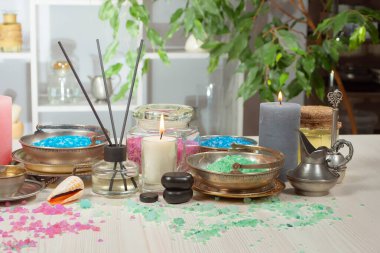 Spa masajı öğeleri masanın üzerinde bir kompozisyonda düzenlenir.