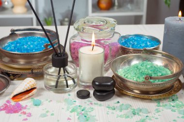 Spa masajı öğeleri masanın üzerinde bir kompozisyonda düzenlenir.