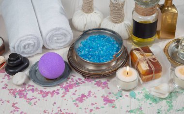 Spa masajı öğeleri masanın üzerinde bir kompozisyonda düzenlenir.