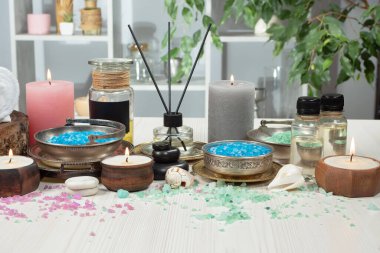 Spa masajı öğeleri masanın üzerinde bir kompozisyonda düzenlenir.