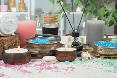 Spa masajı öğeleri masanın üzerinde bir kompozisyonda düzenlenir.